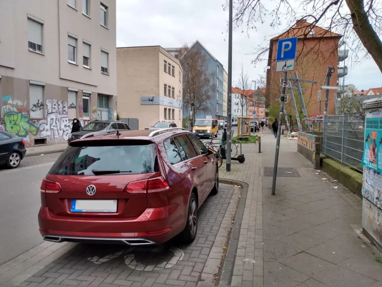 Ein Falschparker auf einem Behindertenparkplatz